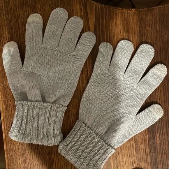 Small gloves with sparkles. - Picture 2 of 3